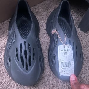 YEZZY FOAM RUNNERS “ONYX” size:4